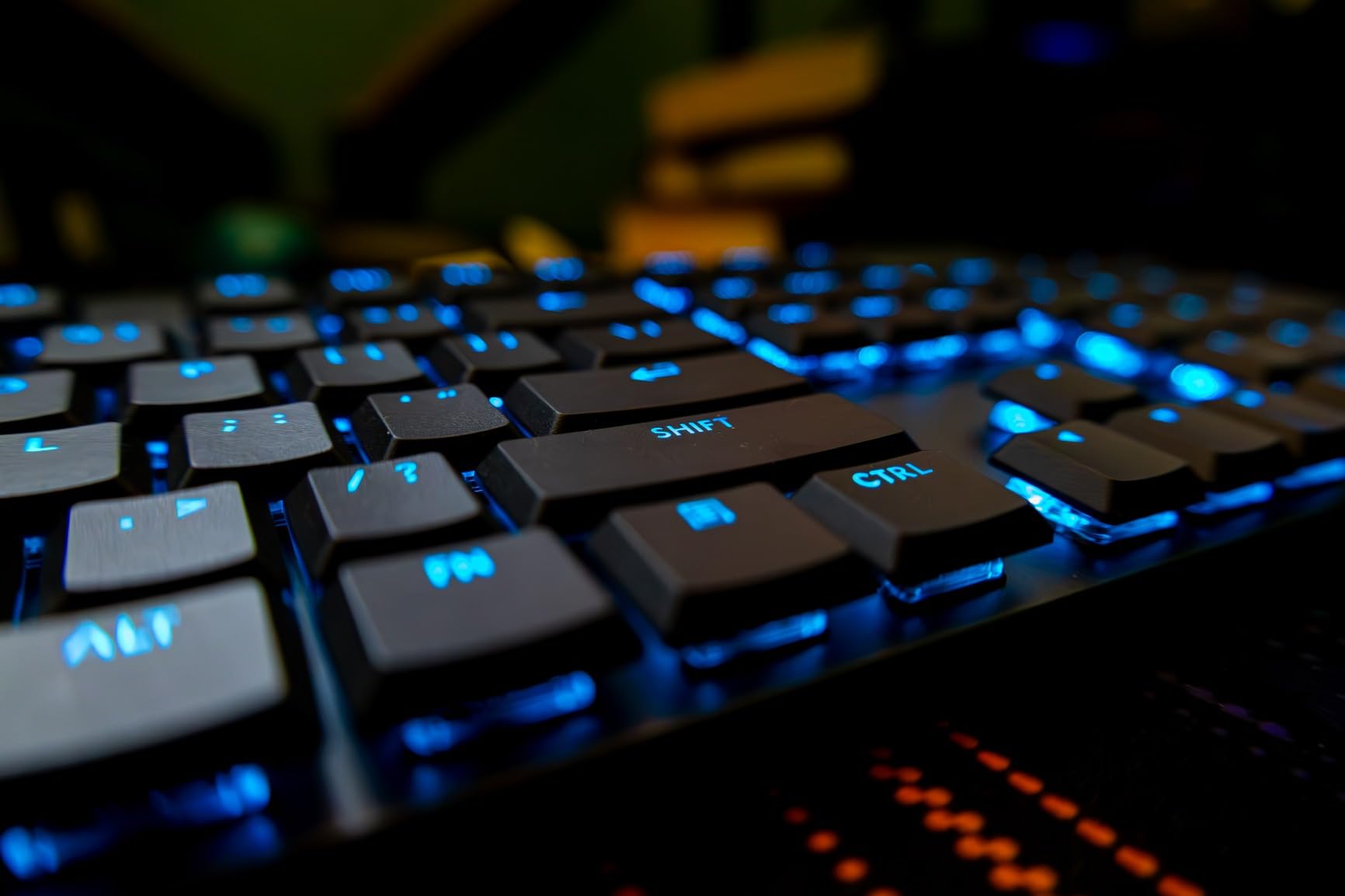 Logitech G915 X Wired Gaming Keyboard (Linear)- Black customer photo 2