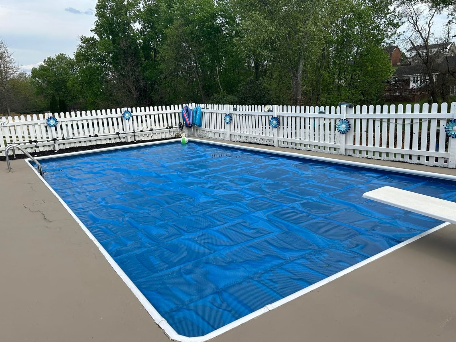 VEVOR Solar Pool Cover, 24 x 12 ft Rectangle Solar Cover 12 mil for Pools, Inground Above Ground Swimming Pool Solar Blanket with Bubble, Heat Retaining Solar Covers Blue customer photo 2