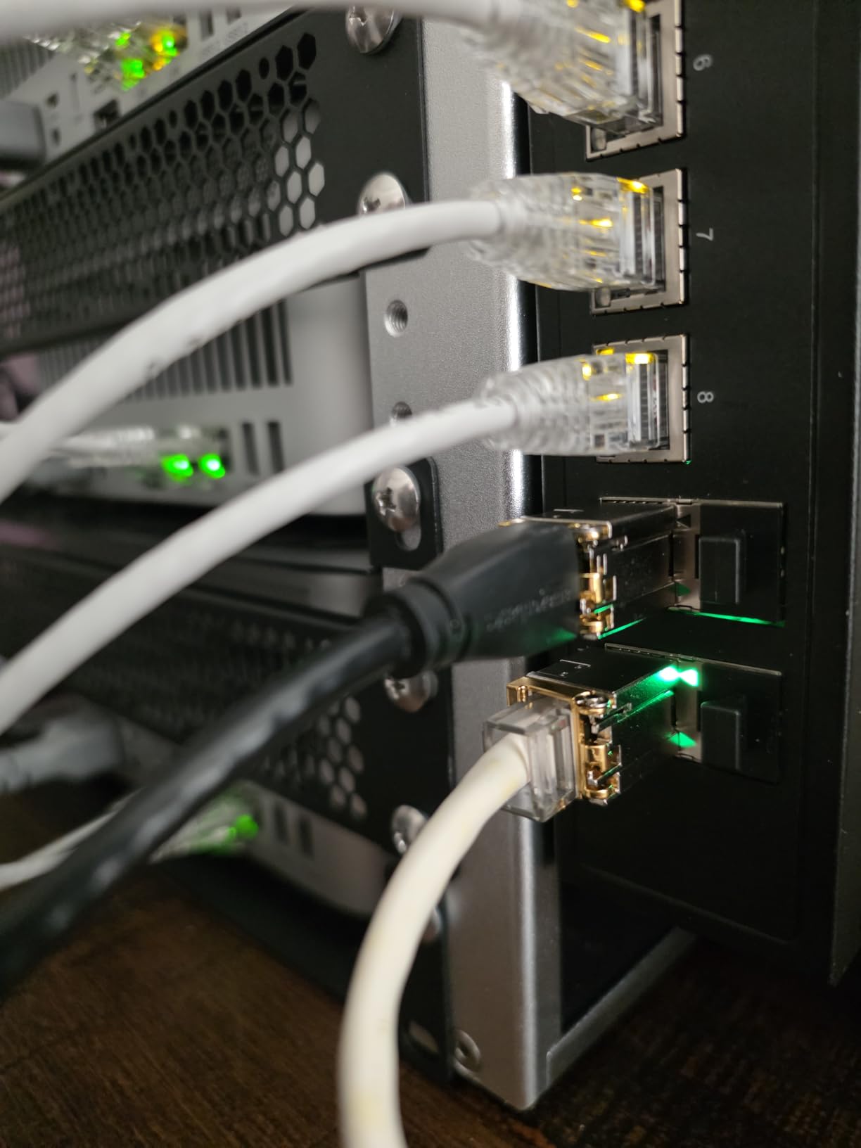MokerLink 12 Port 10G Managed Switch, 8x10G Ethernet, 4x10G SFP+, 10G/5G/2.5G/1G Auto-Adaptive, L3 Web/CLI Managed, Metal Desktop|Rackmount Network Switch customer photo 1