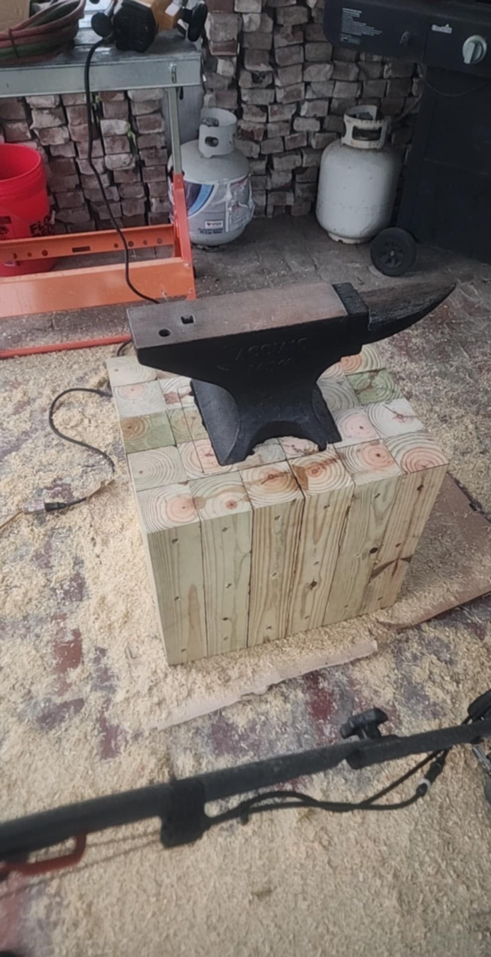 Cast Steel Anvil, 132 Lbs(60kg) Single Horn Anvil, High Hardness Round Horn Anvil Blacksmith with Large Countertop and Stable Base, Metalsmith Tool for Bending and Shaping, Black customer photo 1