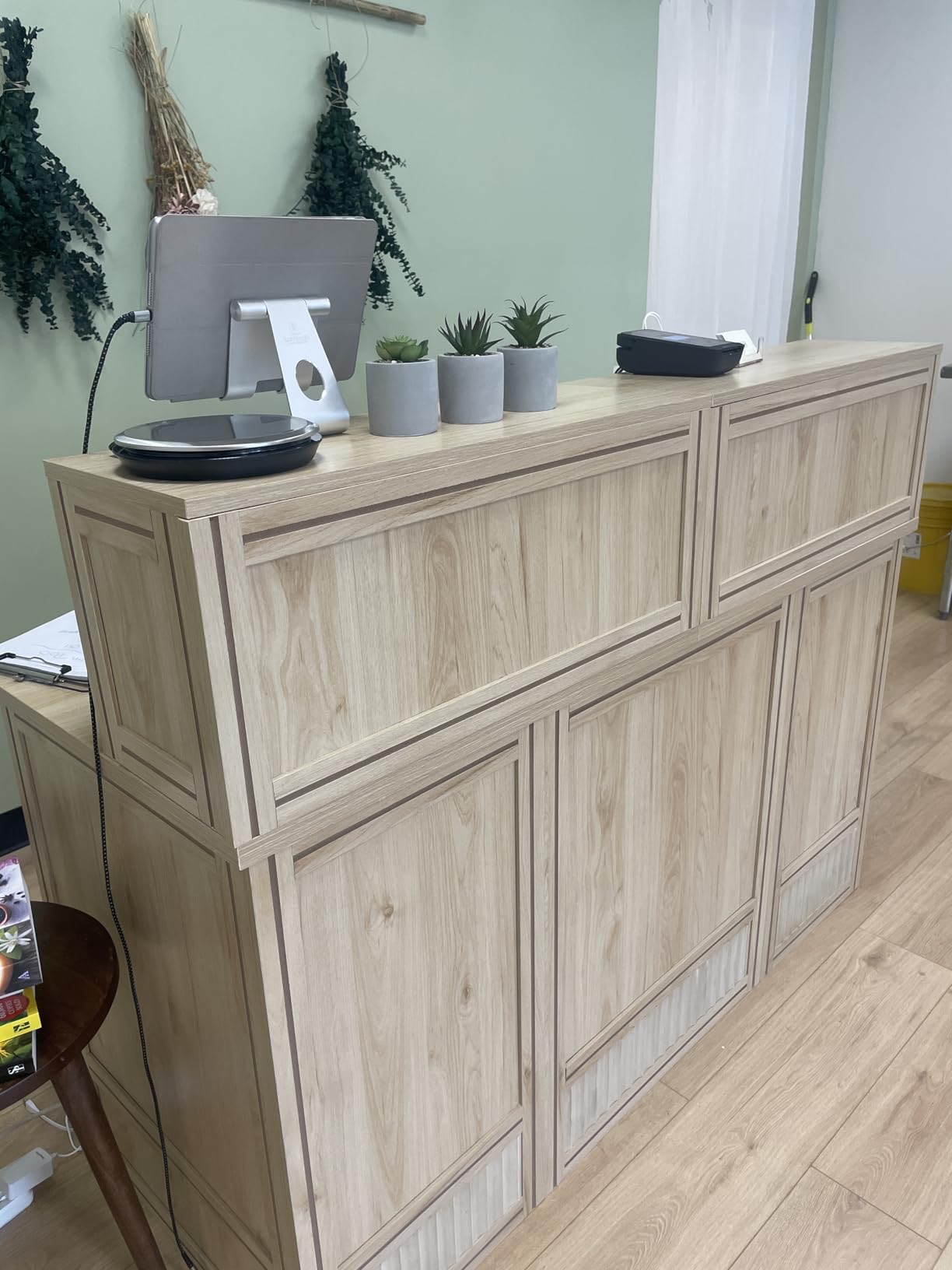 LITTLE TREE 57-Inch Reception Counter, Boho Style Front Desk, Modern Checkout Counter, Reception Desk for Retail, Lobby, Salon, Office, Oak customer photo 2
