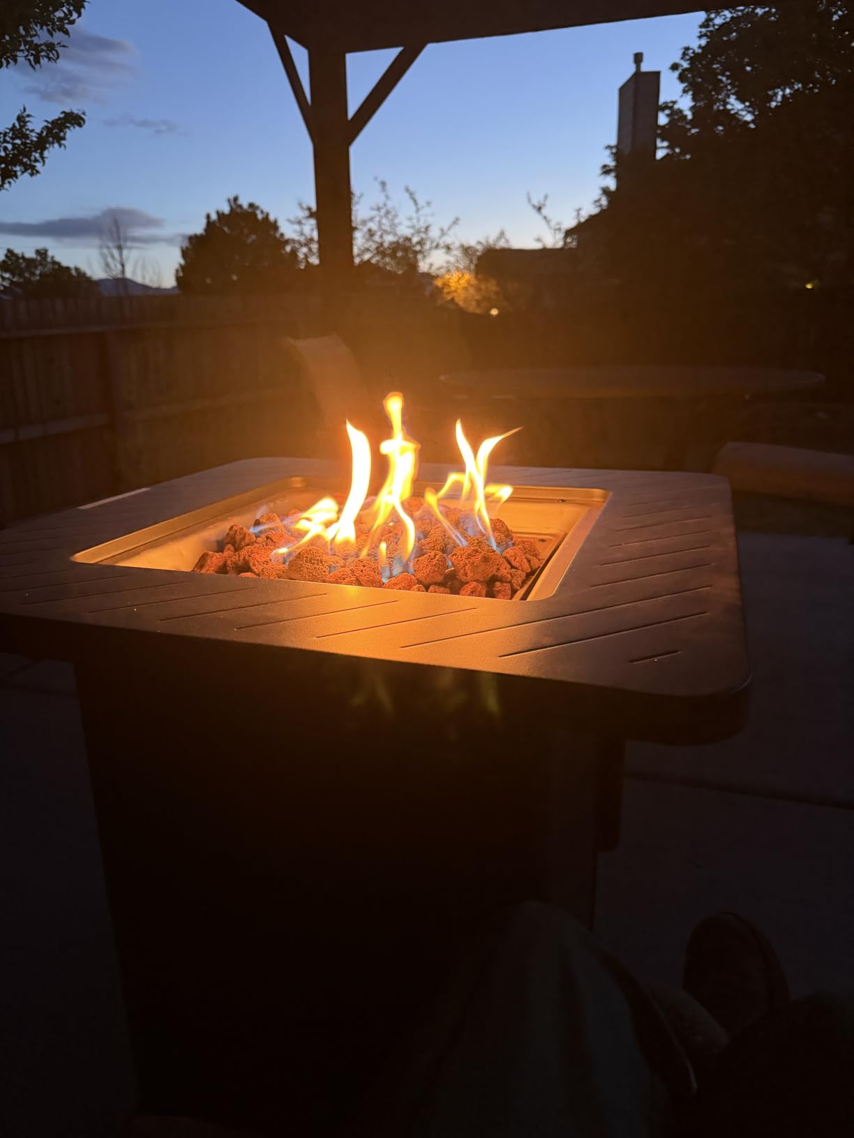 East Oak 28” Outdoor Propane Fire Pit Table | 52,000 BTU Gas Fire Pit for 2-4 People with Space-Saving Hock Lid, Mesh Pocket & Lava Rocks | CSA Certified Safe for Patio, Deck, Backyard, Brown customer photo 2