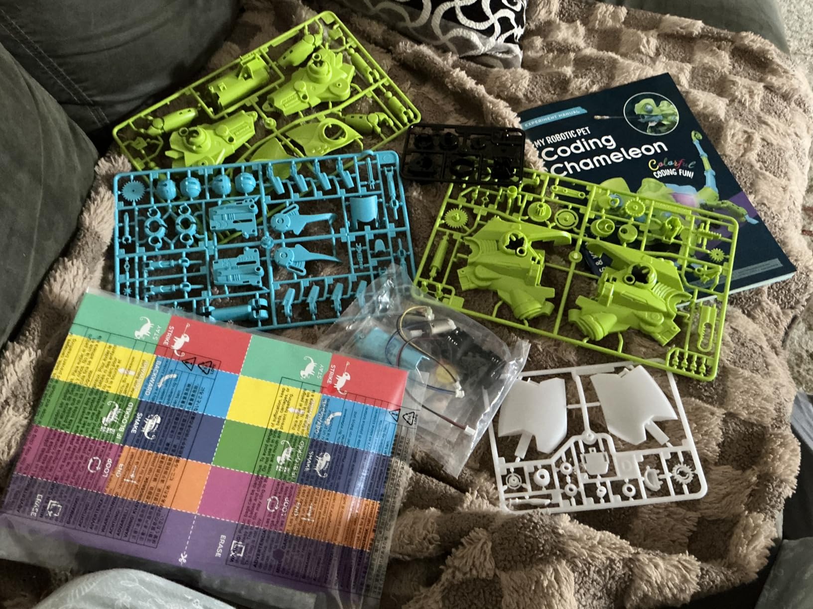 Thames & Kosmos My Robotic Pet: Coding Chameleon STEM Building & Experiment Kit | Color-Sensing Coding Robot for Boys & Girls Ages 8+, Screen-Free Educational Fun, Robotic Reptile with 3 Play Modes customer photo 2