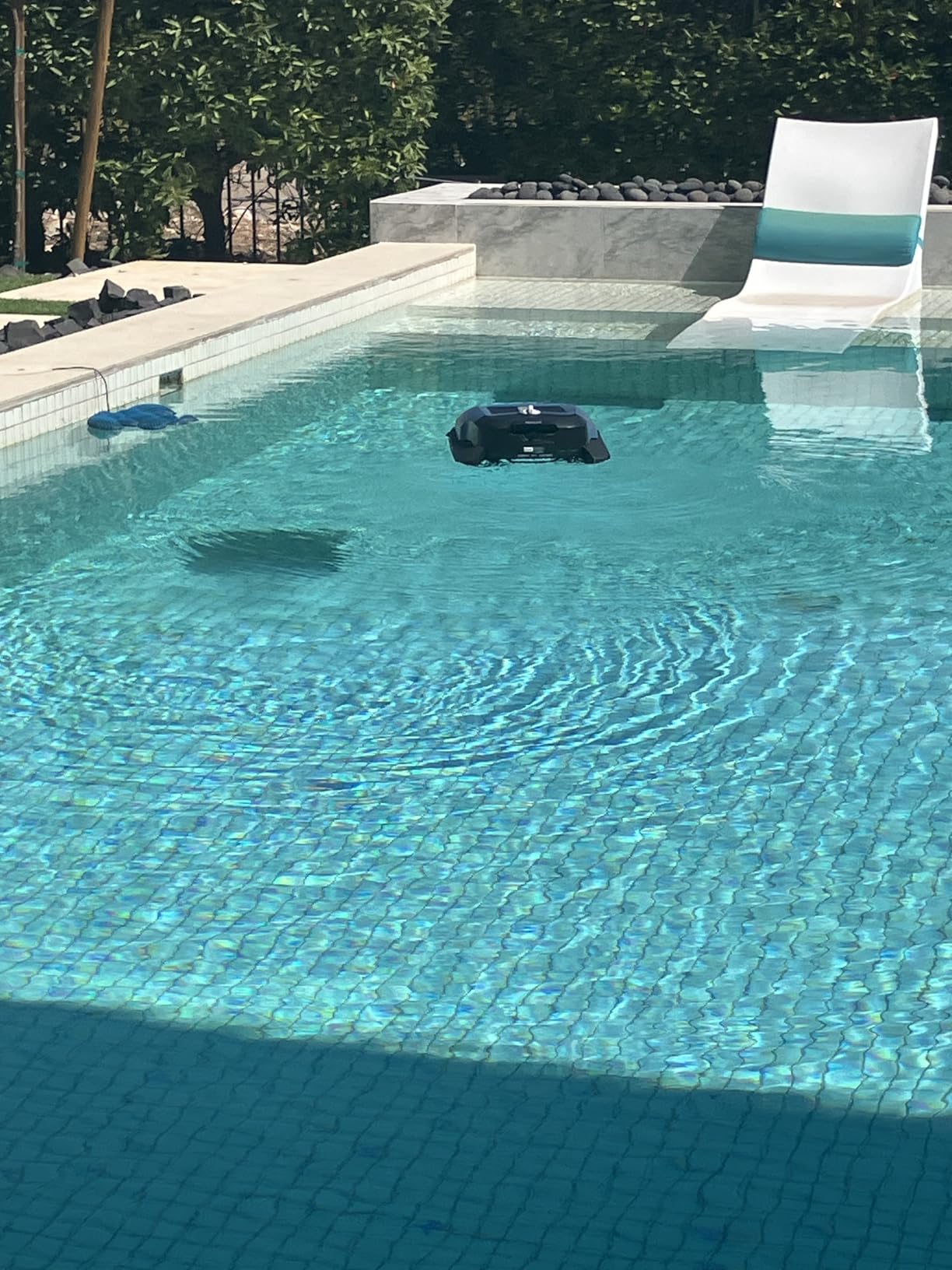 Betta Flex Solar-Powered Robotic Pool Skimmer – Cordless with Dual Cleaning Modes, Soft-Touch Pool Protection. Compatible with Infinity Edge, In-Ground & Above-Ground Pools (Blue) customer photo 2