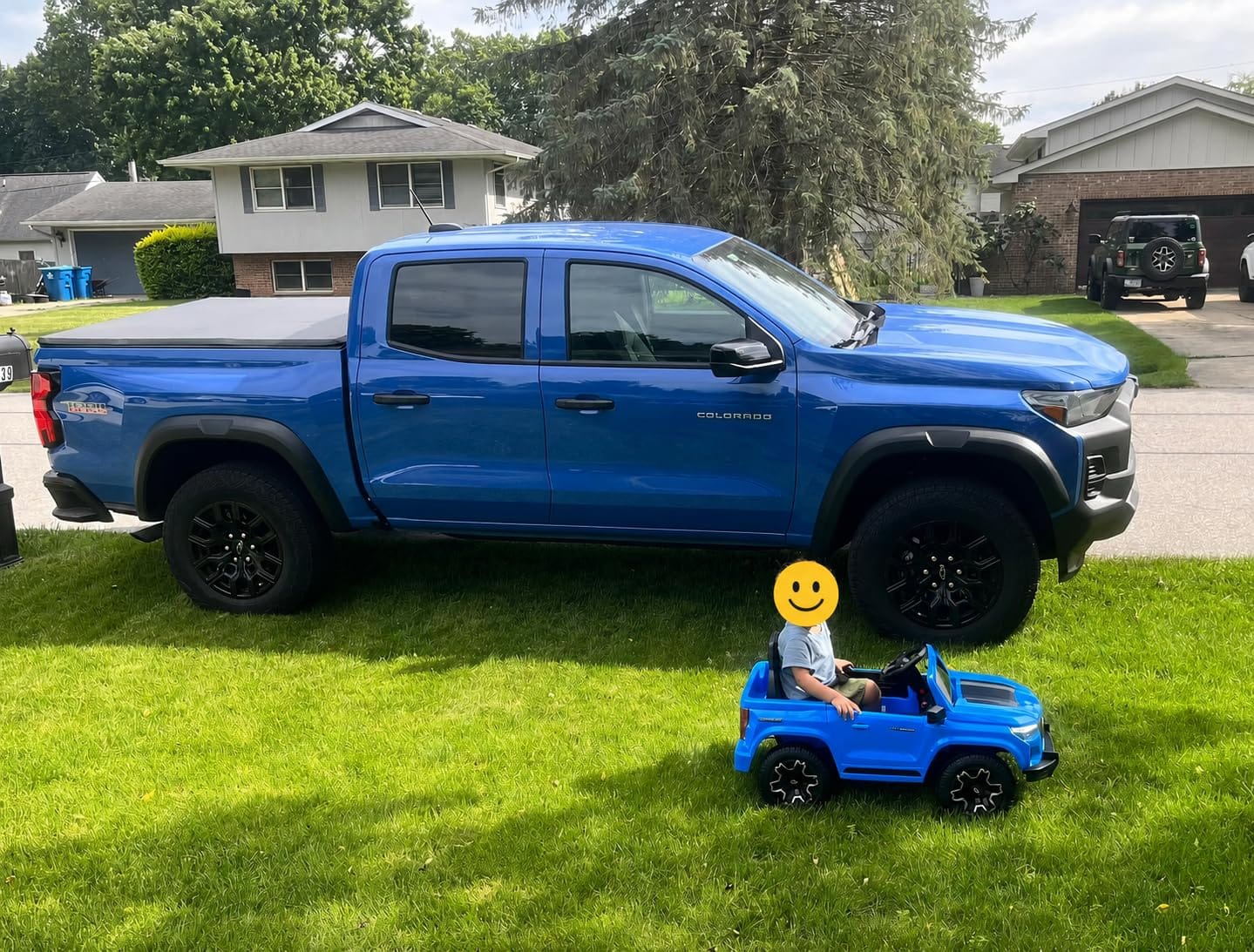 Winado 12V Licensed Chevrolet Colorado Electric Ride on Car for Kids, Pink customer photo 1