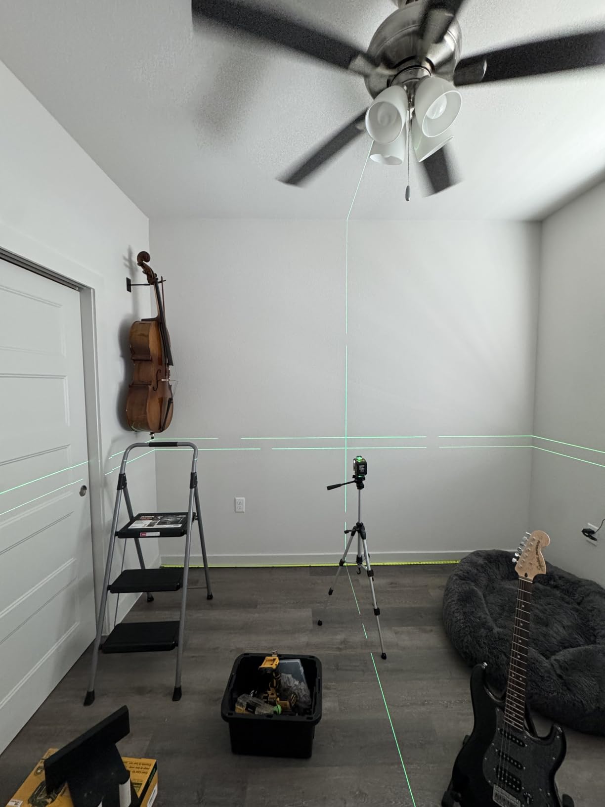 Alloyman Laser Level with Tripod, 4 × 360° Self Leveling Laser Level, Nivel Laser Green Line Lazer Leveler Tool for Picture Hanging, Home Renovation, Indoor Project, 2*Battery&Carrying Bag Included customer photo 1