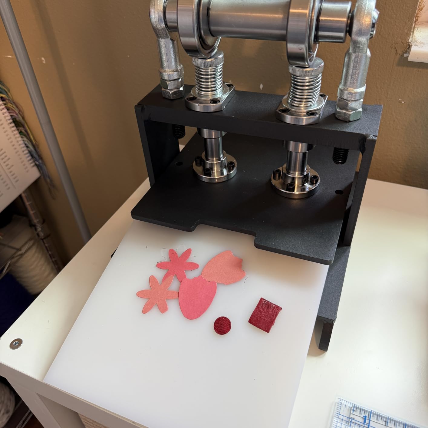 1.5Ton Leather Cutting Machine, 20 * 20cm Leather Hand Press Dual Guide Shafts Die Cut Machine with 39 pcs Hole Punch Tool Set for Leathercraft, DIY & Various Materials Die Cutting customer photo 1