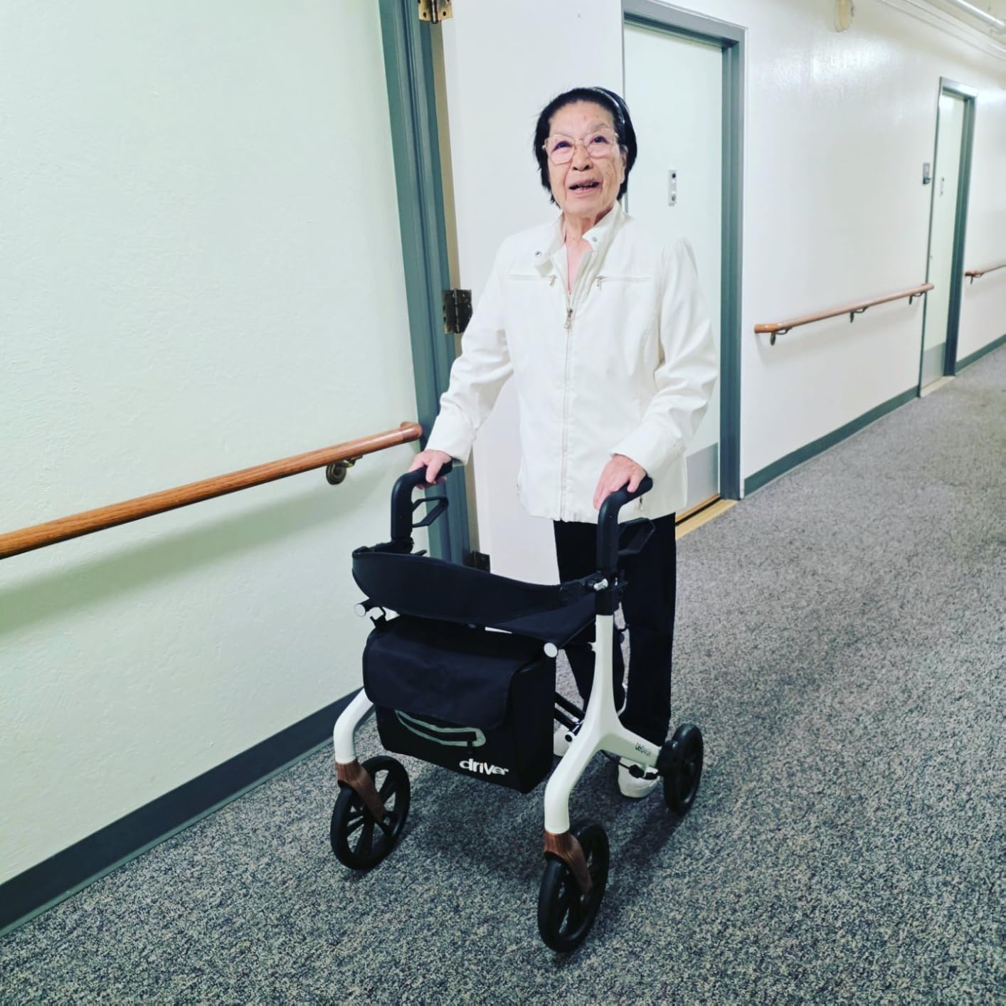 Drive Medical AeroWalk Ultra-Lite Rollator, 15.2 lb, 20