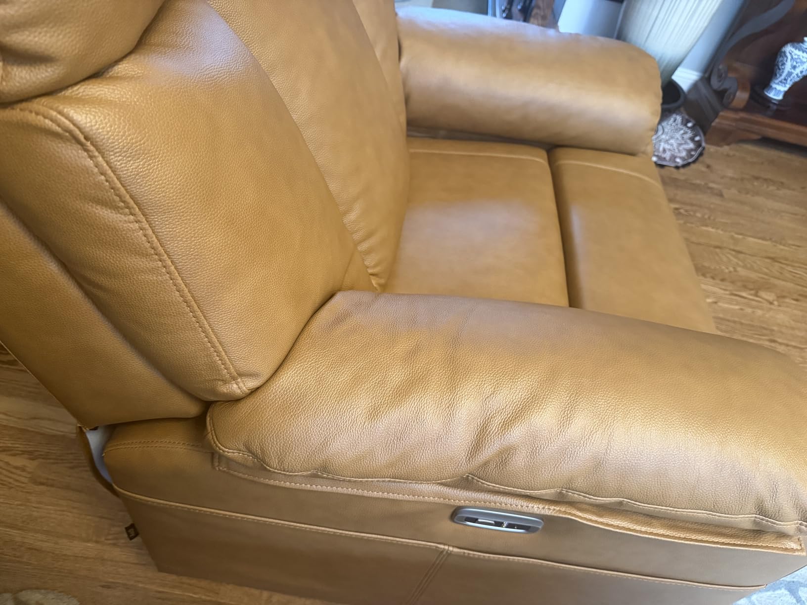 AEDI 450lbs Genuine Leather Oversized Power Recliner Chair, Camel | Extra-Wide Heavy Duty Recliner for Big and Tall Adults, 27-Inch Seat, USB Charging, Electric Reclining Chair for Living Room customer photo 2