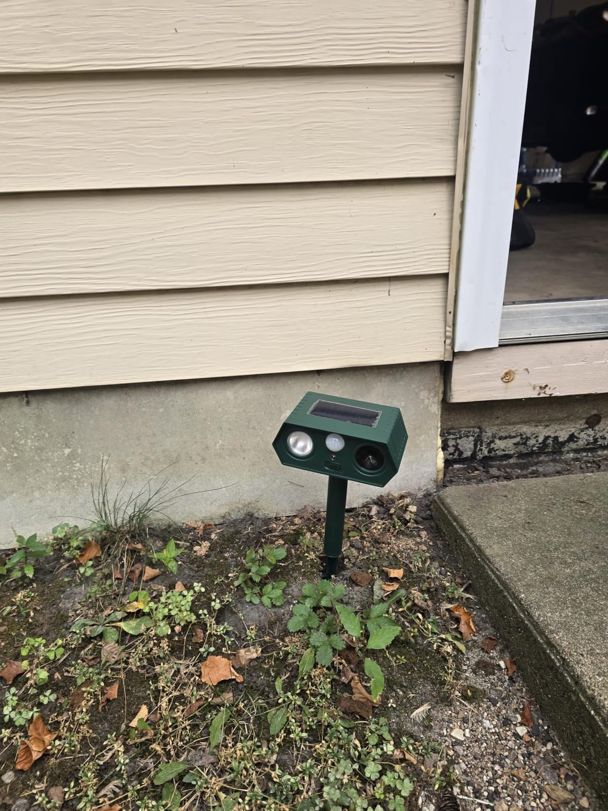 Ultrasonic Deer Repellent Devices Solar Animal Repellent Outdoor with Motion Sensor to Keep Cat Rabbit Raccoon Out of Yard Garden Farm Squirrel Fortress Pro Deer Deterrent for Plant (4PCS-03) customer photo 1