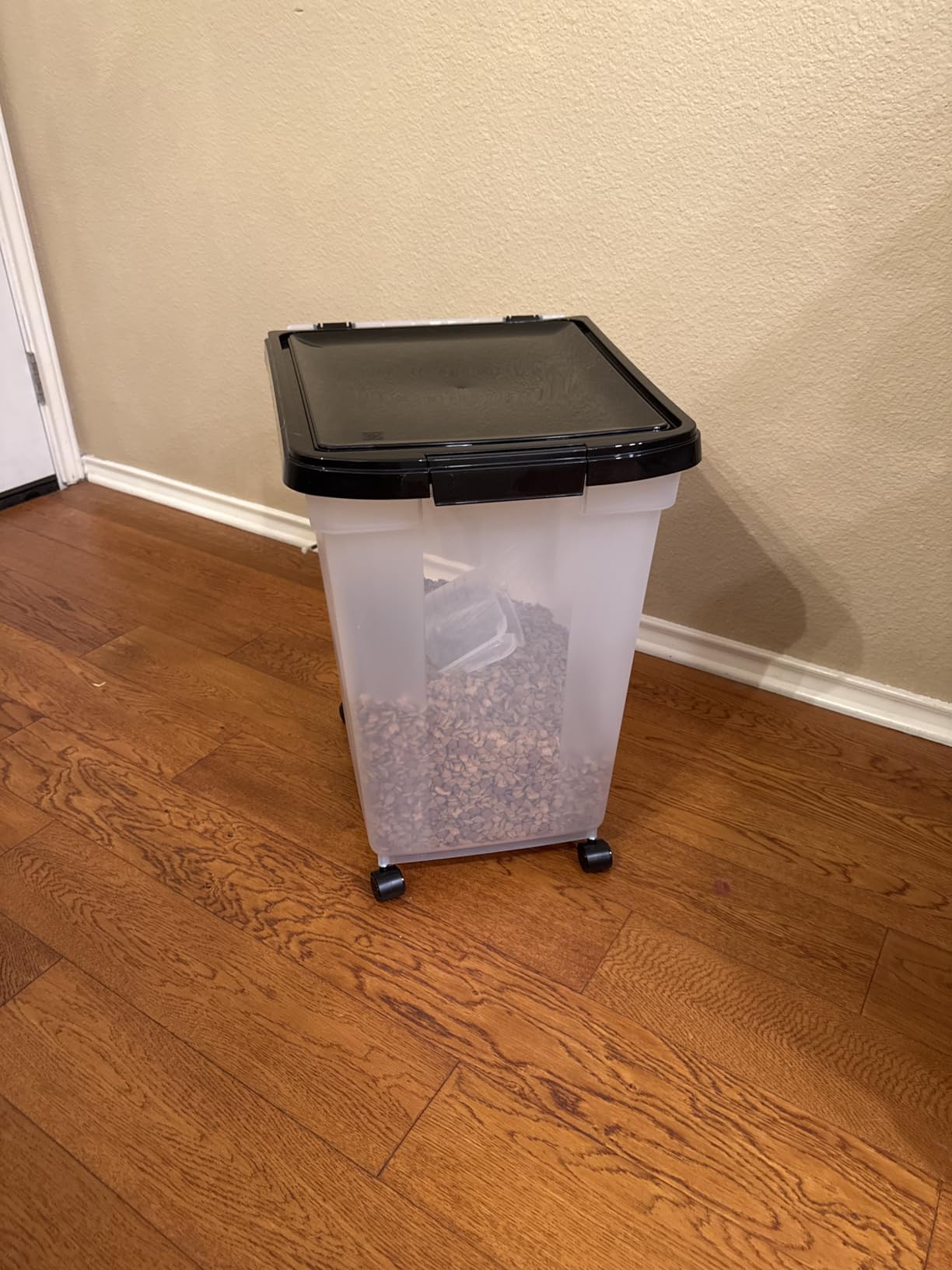 IRIS USA Dog Food Storage Container, Up to 25 lbs, Black, Made in USA customer photo 2