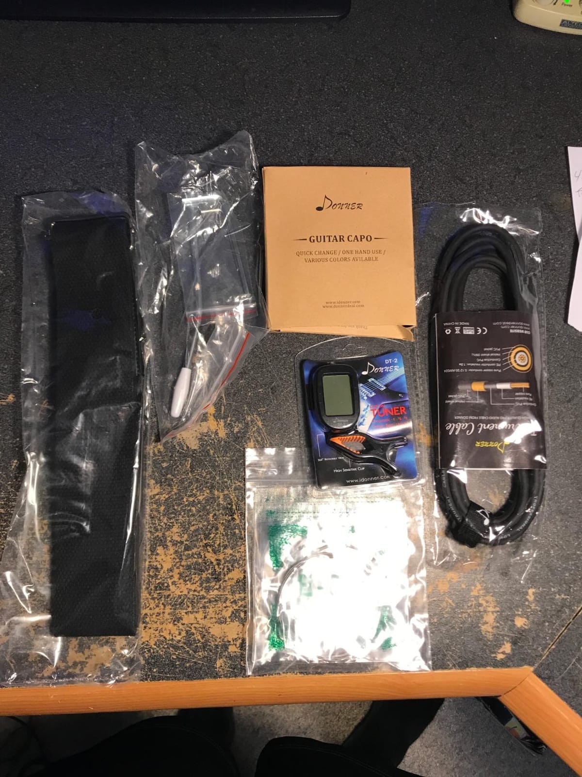 Donner DST-100B 39 Inch Electric Guitar Beginner Kit customer photo 1