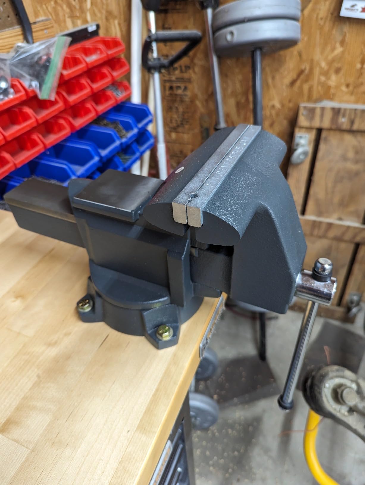 Forward CR60A 6.5 Inch Bench Vise Heavy Duty with Anvil and 210°Swivel Base customer photo 2