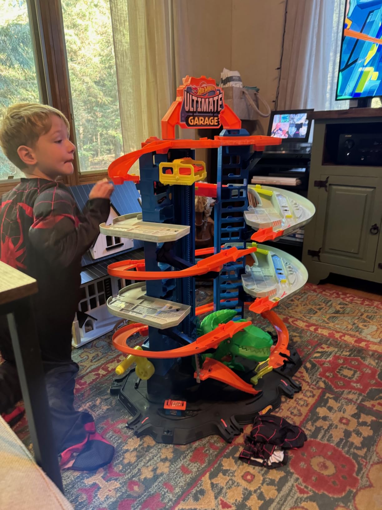 Hot Wheels Ultimate Garage Track Playset & 2 1:64 Scale Toy Cars​​​​ customer photo 1