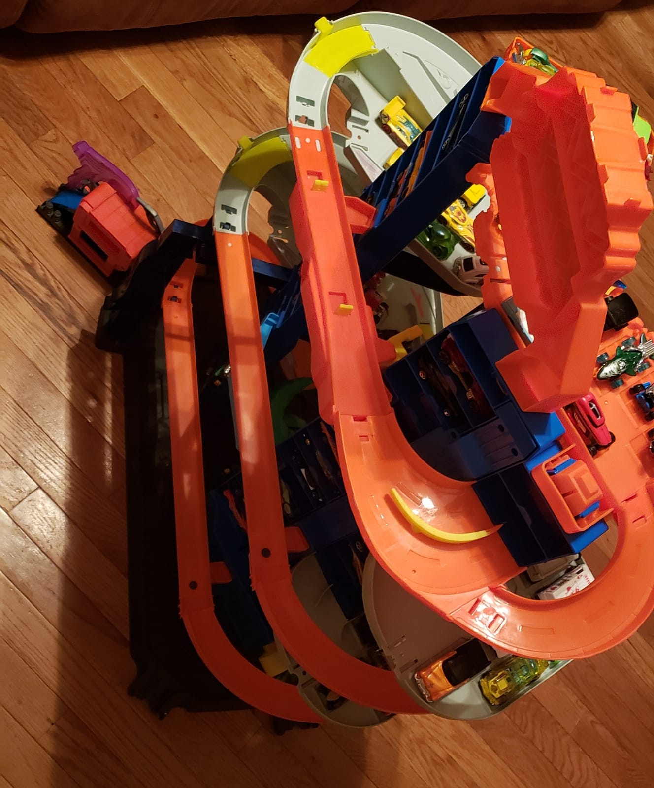Hot Wheels Ultimate Garage Track Playset & 2 1:64 Scale Toy Cars​​​​ customer photo 2