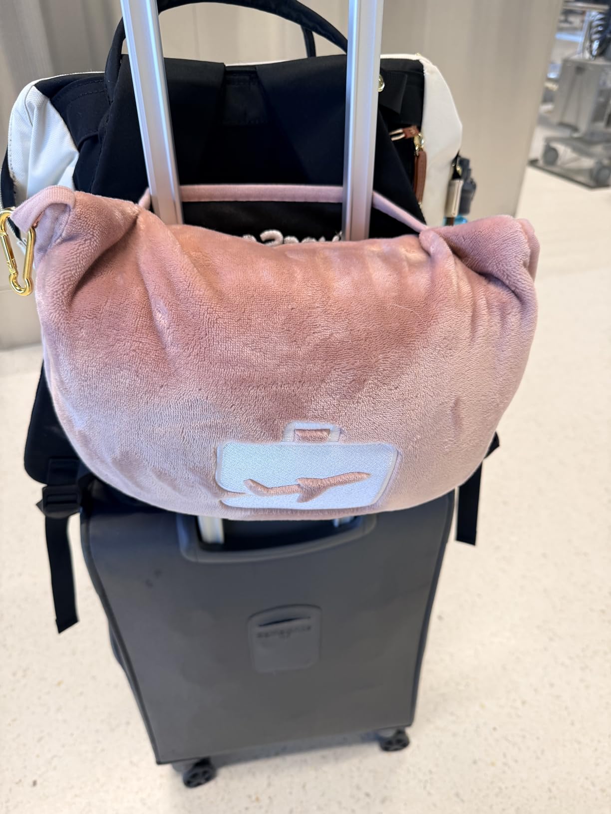 EverSnug Travel Blanket and Pillow - Premium Soft 2 in 1 Airplane Blanket with Soft Bag Pillowcase, Hand Luggage Sleeve and Backpack Clip (Light Pink) customer photo 1
