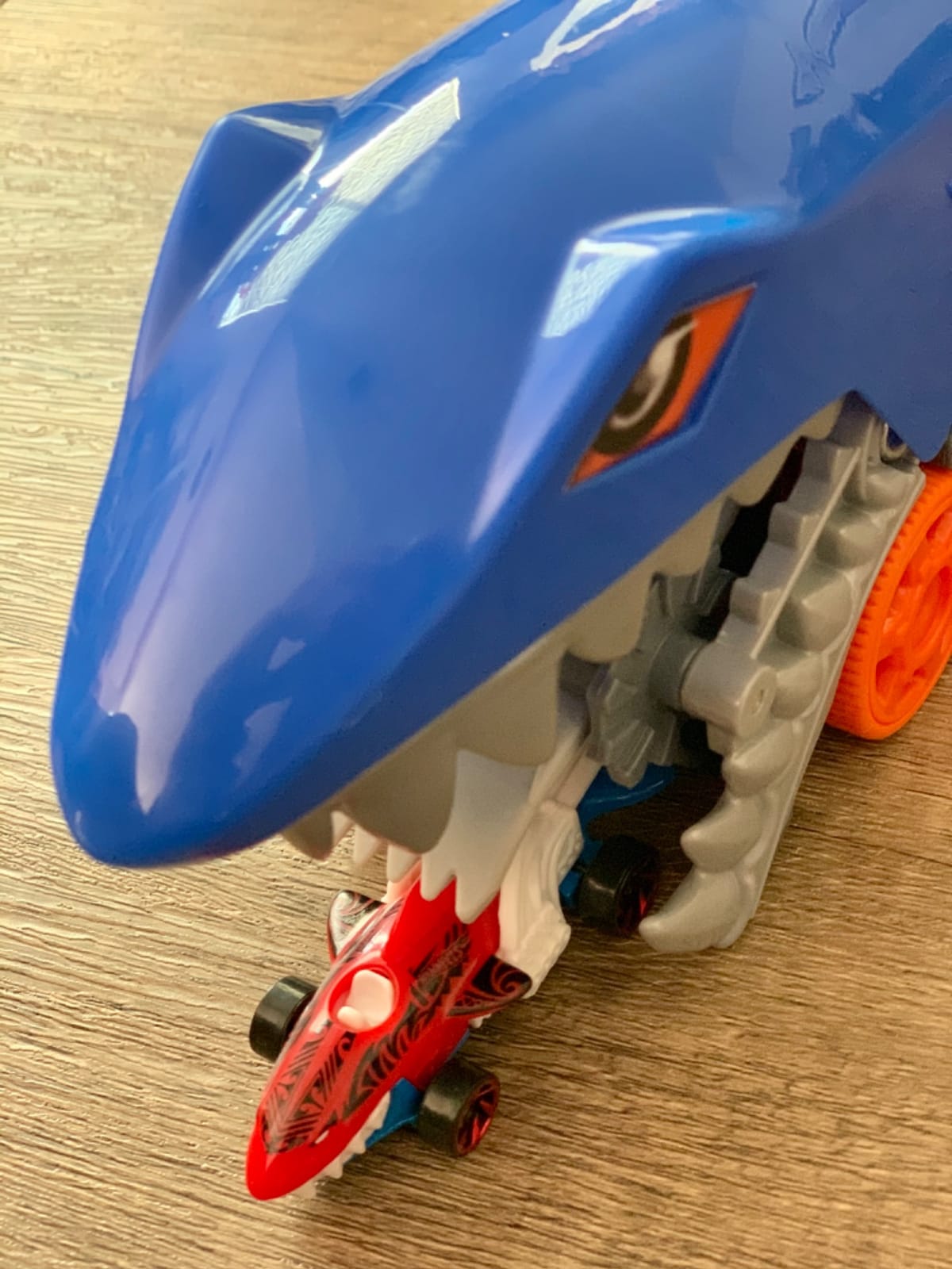 Hot Wheels Shark Chomp Transporter & Includes 1:64 Vehicle​​​ customer photo 1