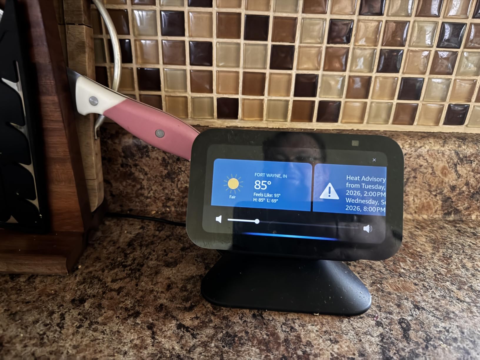 Amazon Echo Show 5 (newest model), Smart display, Designed for Alexa+, 2x the bass and clearer sound, Charcoal customer photo 1