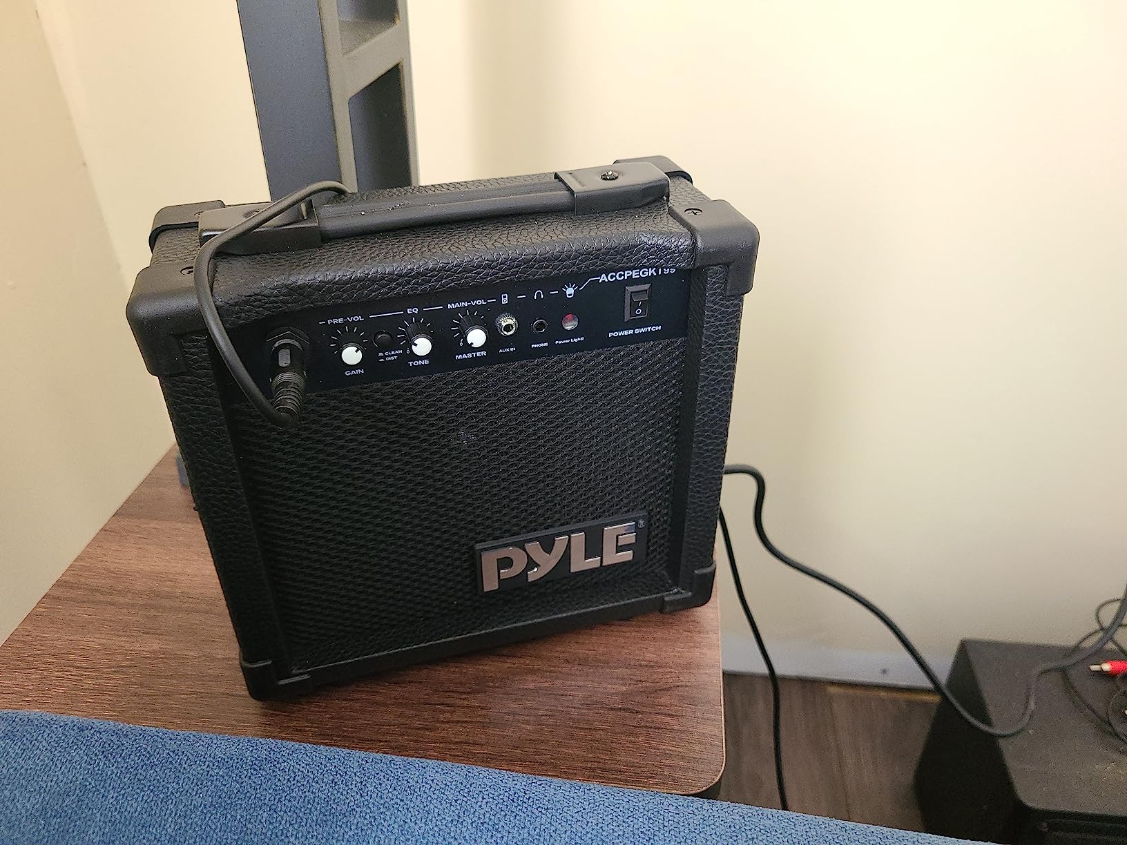 Pyle Heavy Metal EG Fire Electric Guitar Axe w/ Amplifier Kit, Full Size Instrument w/ Practice Amp & Accessories, Metal Axe, Black customer photo 2