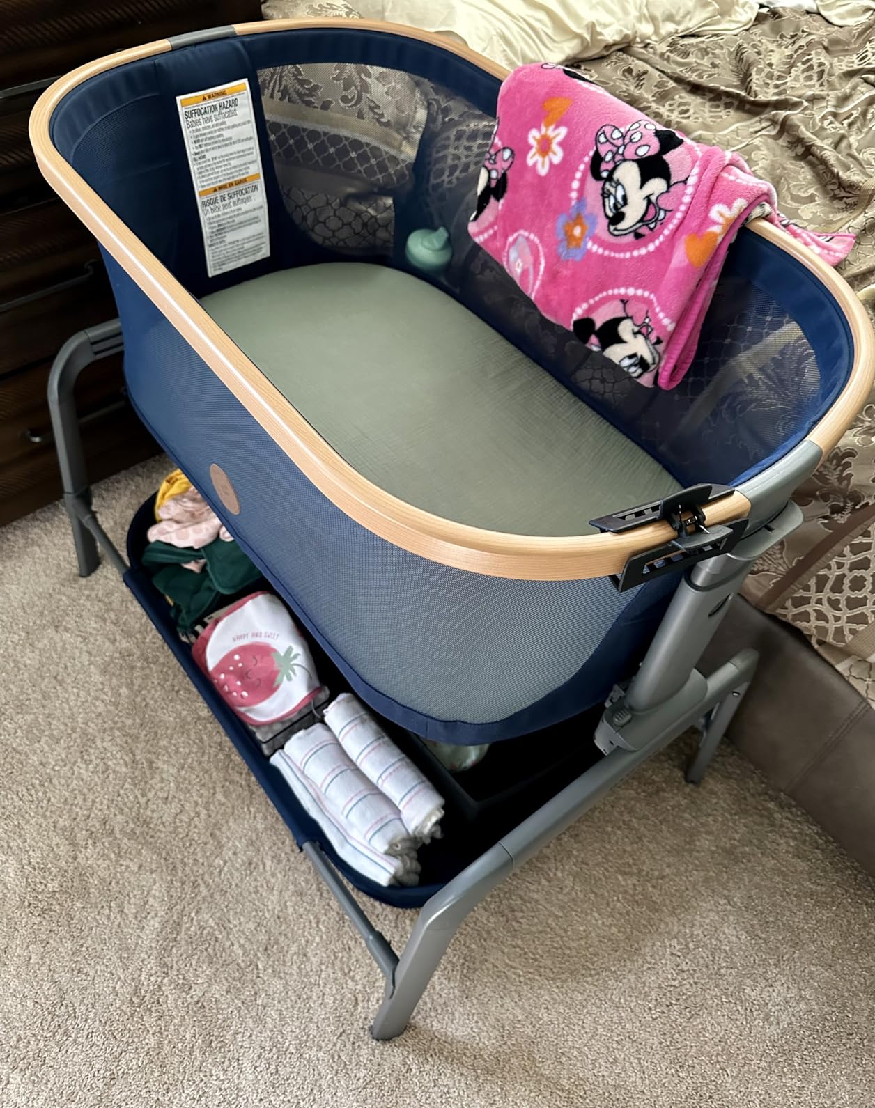 Maxi-Cosi Iora Baby Bassinets Bedside Sleeper, Portable Bassinet, Infant Bedside Sleeper Crib, Height Adjustable, Breathable Mesh, Large Storage Basket, Classic Graphite customer photo 1