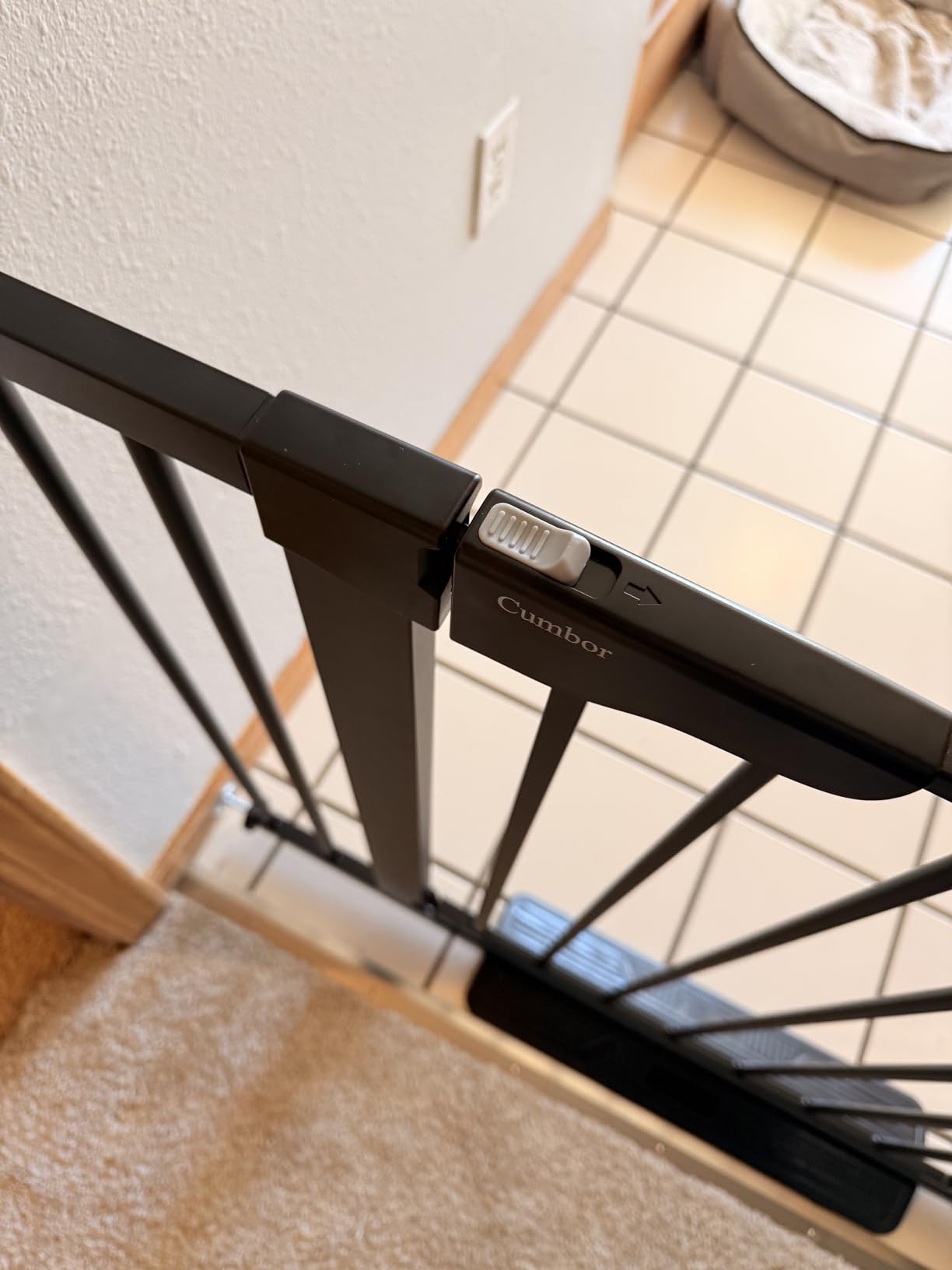 Cumbor 30-48 in Baby Gate for Stairs, Auto Close Dog Gate Indoor, Black customer photo 1