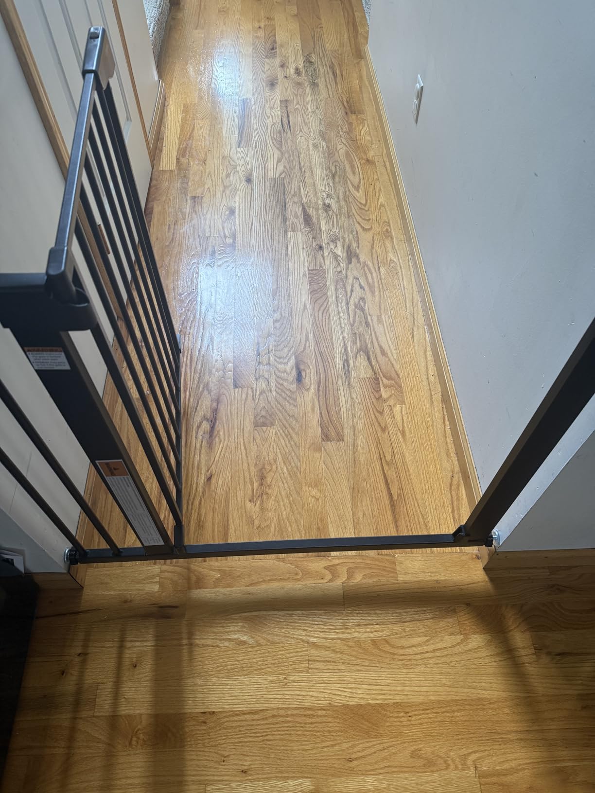 Cumbor 30-48 in Baby Gate for Stairs, Auto Close Dog Gate Indoor, Black customer photo 2