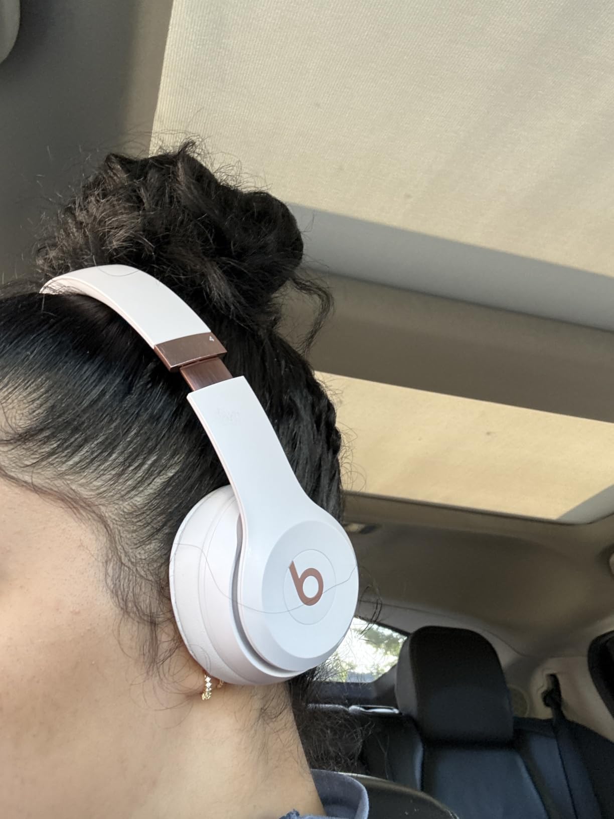 Beats Solo 4 - Wireless On-Ear Bluetooth Headphones, Up to 50-Hour Battery Life, Ultra-Lightweight Comfort, Powerful and Balanced Sound, Apple & Android Compatible - Amazon Exclusive Metallic Pink customer photo 1