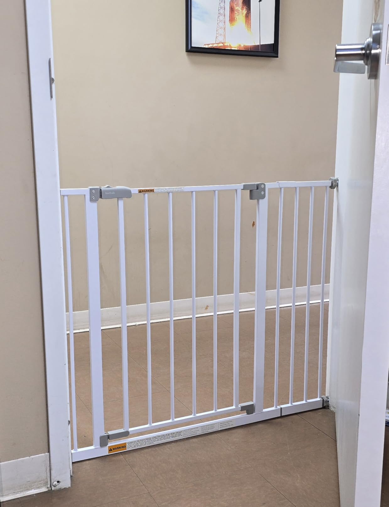 InnoTruth 29.6-39.1 in Wide Baby Gate for Stairs and Doorways, White customer photo 1