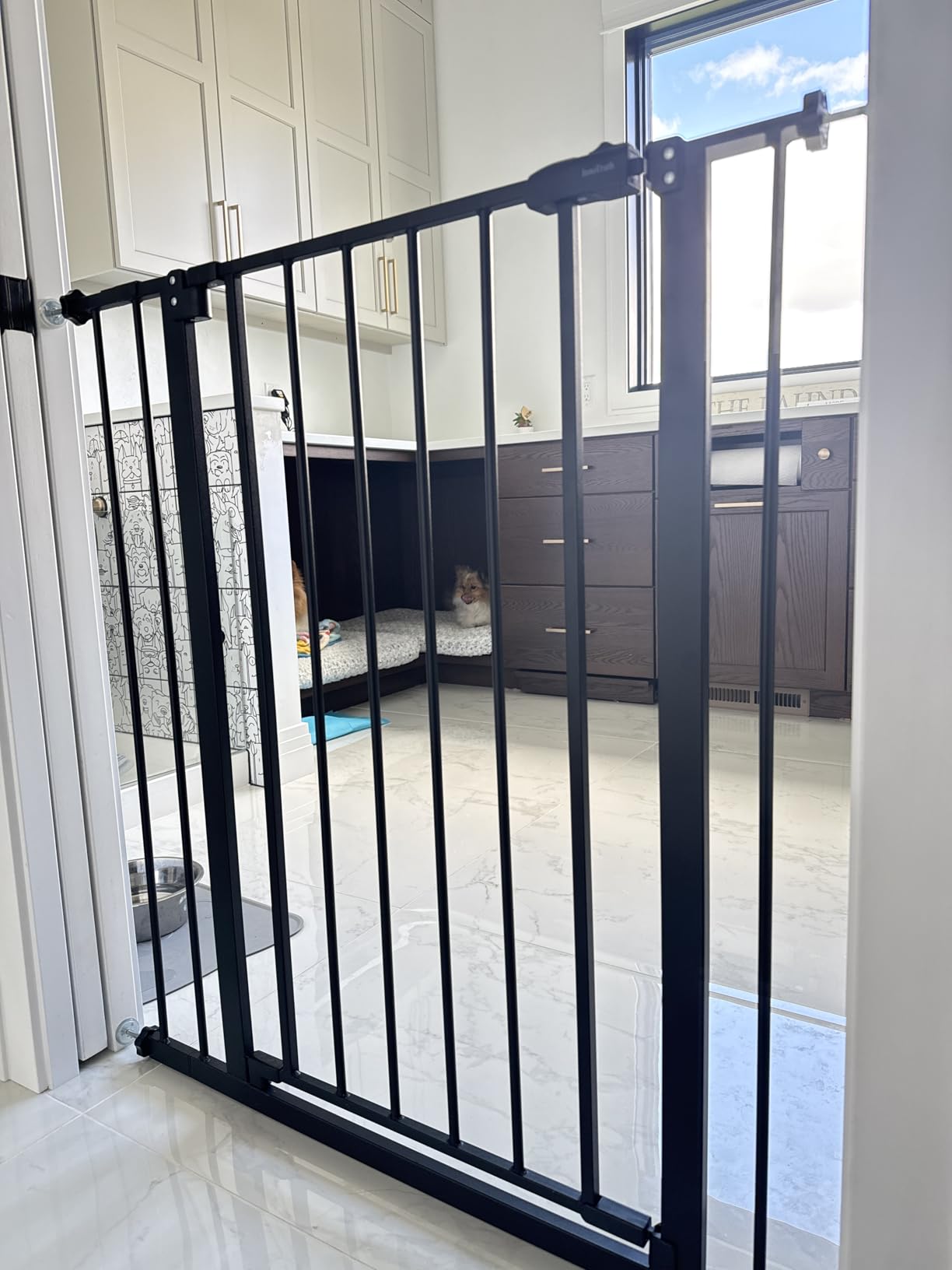 InnoTruth 29.6-39.1 in Wide Baby Gate for Stairs and Doorways, White customer photo 2